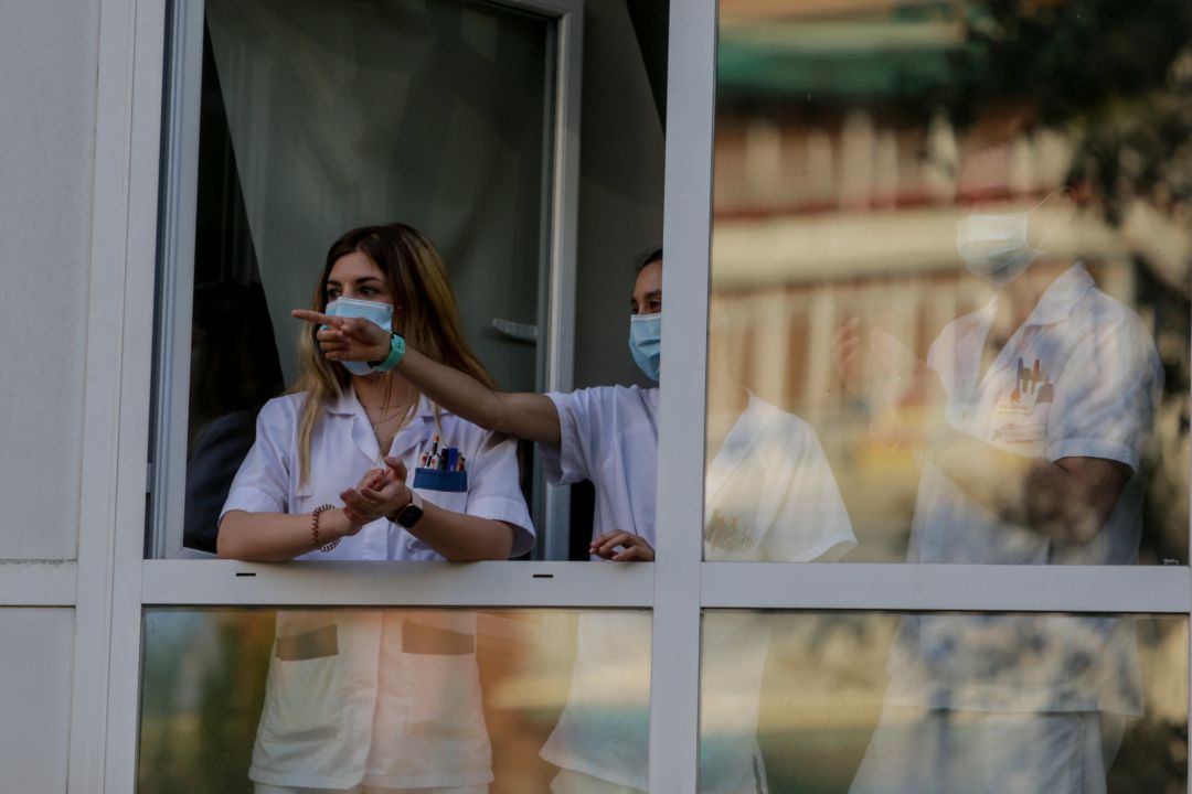 Sanitarios aplauden desde una ventana del Hospital Fundación Jiménez Díaz en Madrid Sanitarios aplauden desde una ventana del Hospital Fundación Jiménez Díaz en Madrid
