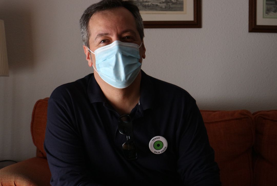 “La situación es nueva y está configurada de una manera que yo no puedo entender porque se hace mediante un cartel de aforo, un mensaje escrito, un bote de gel o un dispensador de guantes que yo no veo”, explica Carlos Cortina, que sufre retinosis pigmentaria, una enfermedad degenerativa de la retina del ojo que, en su caso, se encuentra en una fase avanzada “La situación es nueva y está configurada de una manera que yo no puedo entender porque se hace mediante un cartel de aforo, un mensaje escrito, un bote de gel o un dispensador de guantes que yo no veo”, explica Carlos Cortina, que sufre retinosis pigmentaria, una enfermedad degenerativa de la retina del ojo que, en su caso, se encuentra en una fase avanzada