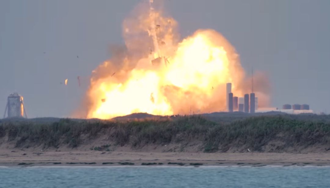 Momento en el que el cuarto prototipo de la última nave espacial de SpaceX explota tras superar con aparente éxito las pruebas. Momento en el que el cuarto prototipo de la última nave espacial de SpaceX explota tras superar con aparente éxito las pruebas.