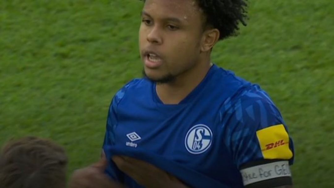 McKennie portando el brazalete "Justicia para George Floyd" McKennie portando el brazalete "Justicia para George Floyd"