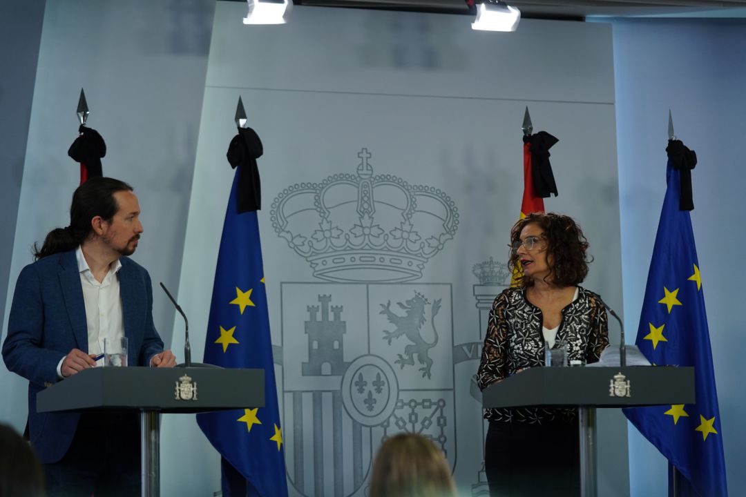 La ministra portavoz del Gobierno, Maria Jesús Montero (d) y el vicepresidente segundo, Pablo Iglesias, en rueda de prensa tras el Consejo de Ministros celebrado este viernes, que ha aprobado el Ingreso Mínimo Vital, en Madrid (España) La ministra portavoz del Gobierno, Maria Jesús Montero (d) y el vicepresidente segundo, Pablo Iglesias, en rueda de prensa tras el Consejo de Ministros celebrado este viernes, que ha aprobado el Ingreso Mínimo Vital, en Madrid (España)