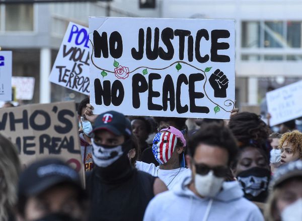 Maniestantes marchan en la ciudad de Mineápolis.