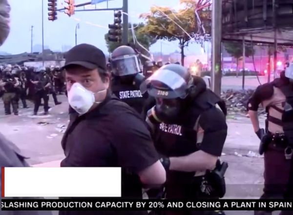 La policía arresta a un miembro del equipo de CNN que se encontraba grabando en directo las protestas en Mineápolis.