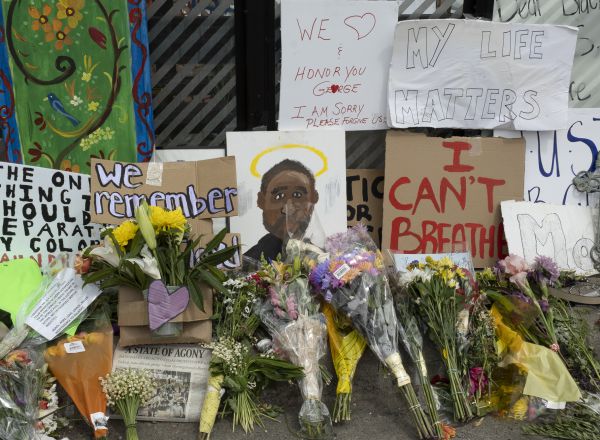 Pancartas y flores en memoria de George Floyd.