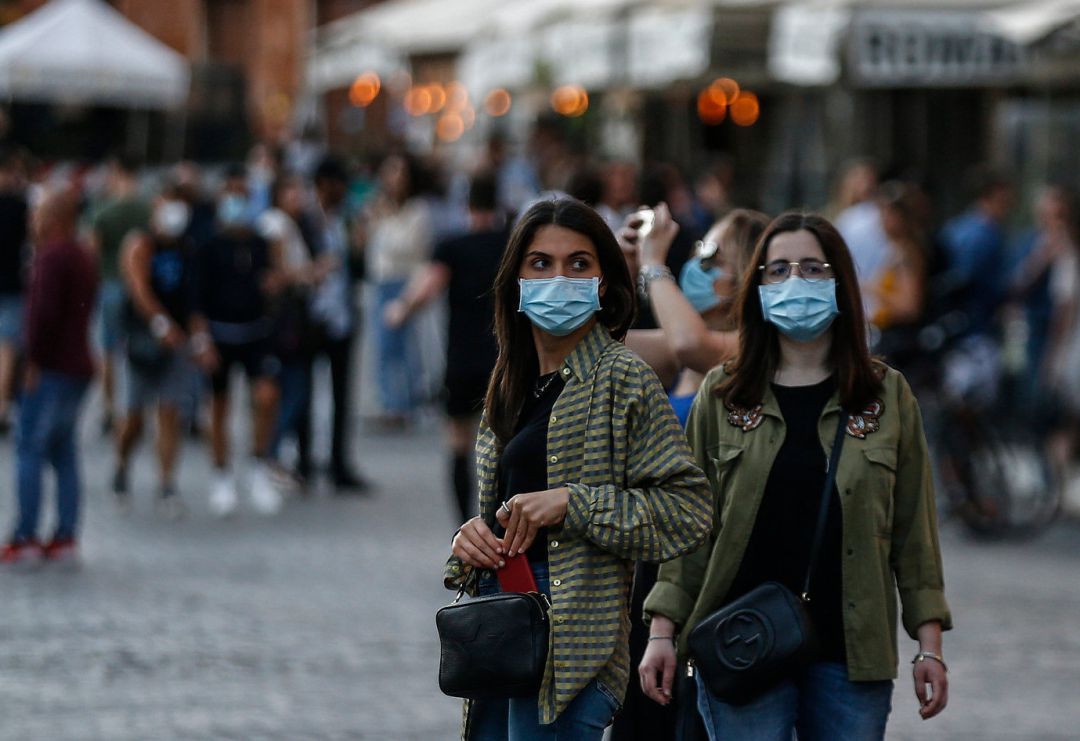 Dos mujeres con mascarilla en Roma Dos mujeres con mascarilla en Roma