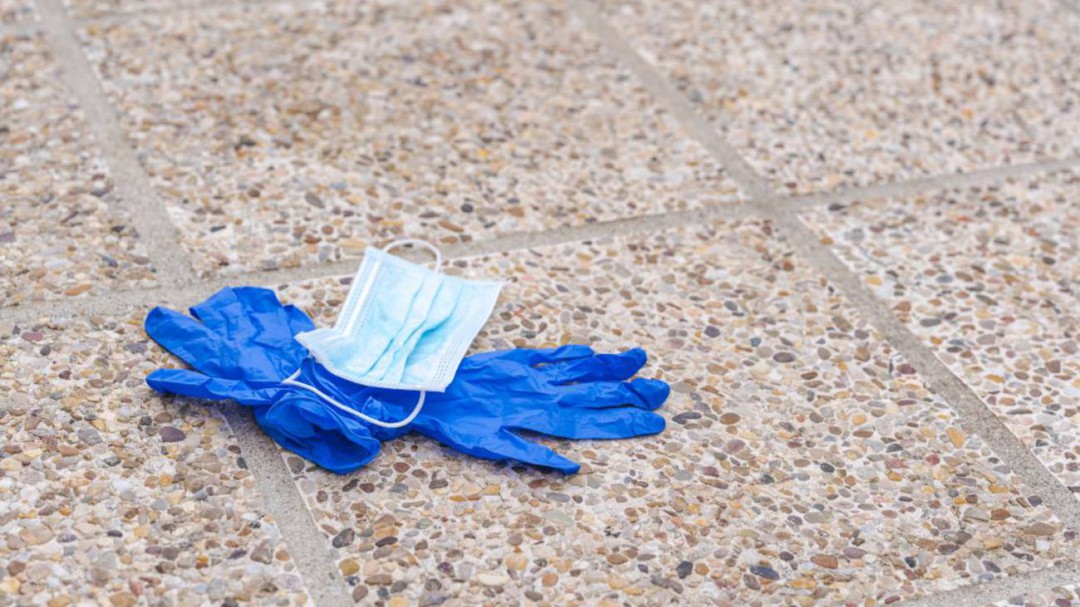 Ecologistas en Acción advierte que las mascarillas y guantes que se tiran en la calle acabarán en las playas