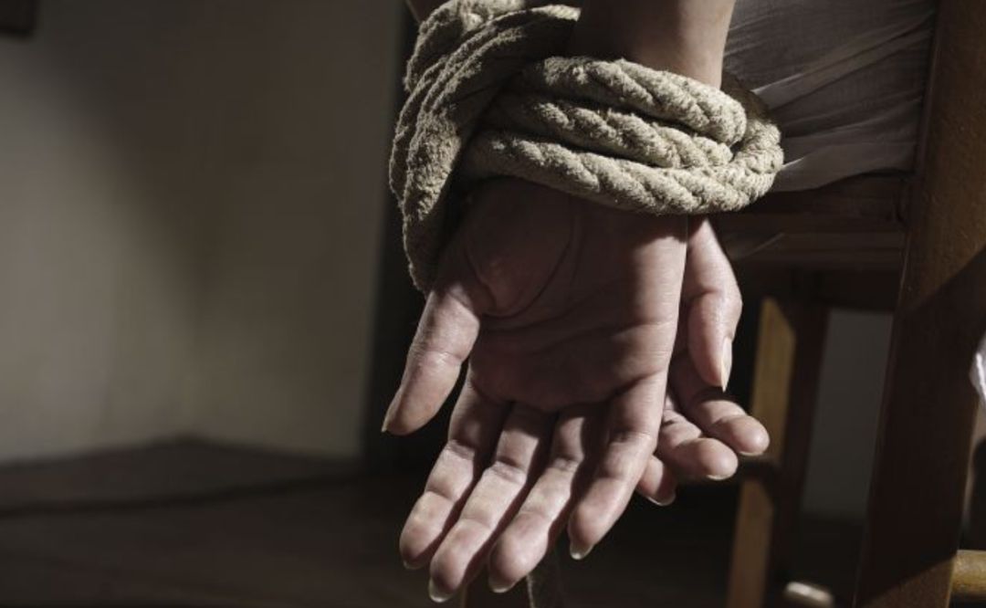 Uno de los detenidos había mantenido una relación sentimental con la víctima y tenía en vigor una orden de alejamiento. Uno de los detenidos había mantenido una relación sentimental con la víctima y tenía en vigor una orden de alejamiento.