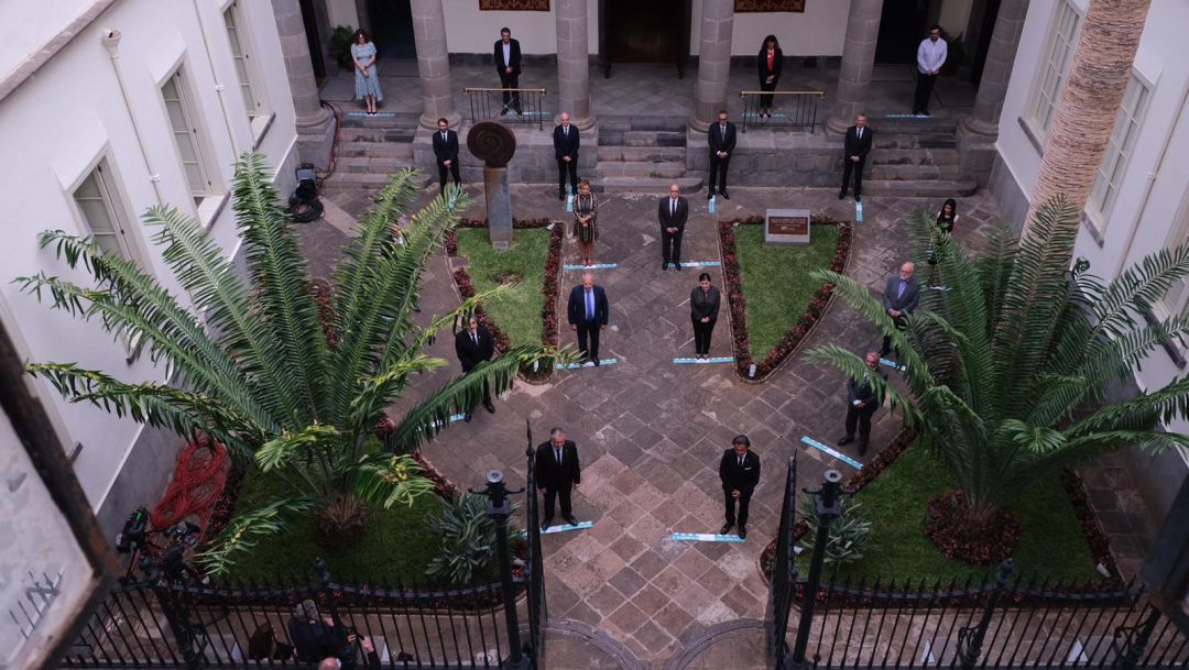 Los miembros del Parlamento de Canarias guardan un minuto de silencio en recuerdo a las víctimas de la Covid-19 Los miembros del Parlamento de Canarias guardan un minuto de silencio en recuerdo a las víctimas de la Covid-19