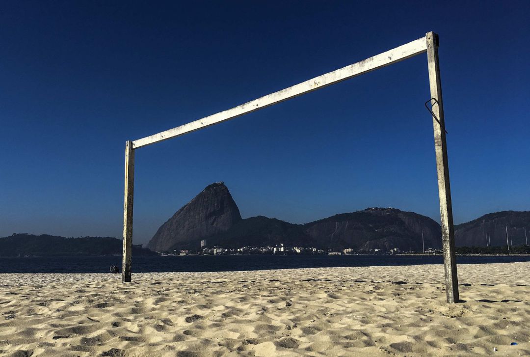 Vista del cerro de Pan de Azúcar, enmarcado por un arco de fútbol en la playa de Flamengo Vista del cerro de Pan de Azúcar, enmarcado por un arco de fútbol en la playa de Flamengo