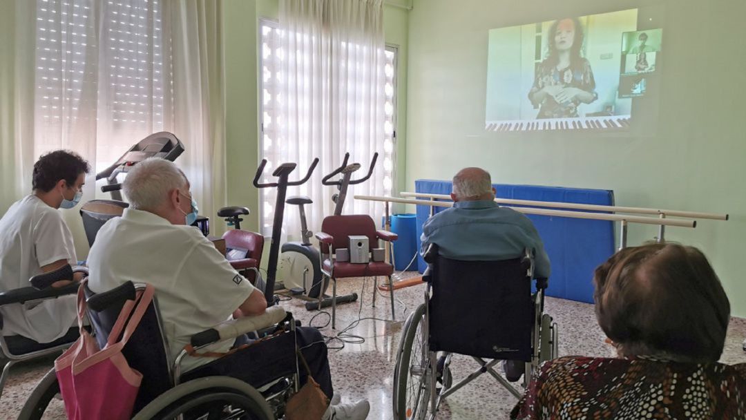 Un rato de esparcimiento en una residencia de ancianos Un rato de esparcimiento en una residencia de ancianos