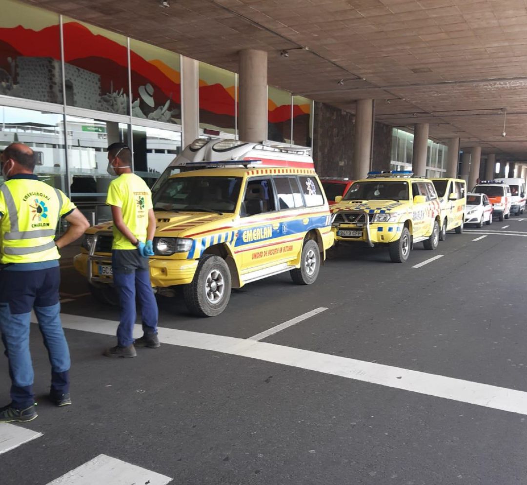 Efectivos de EMERLAN y Protección Civil esperando a pasajeros del vuelo Madrid-Lanzarote en el aeropuerto conejero. Efectivos de EMERLAN y Protección Civil esperando a pasajeros del vuelo Madrid-Lanzarote en el aeropuerto conejero.