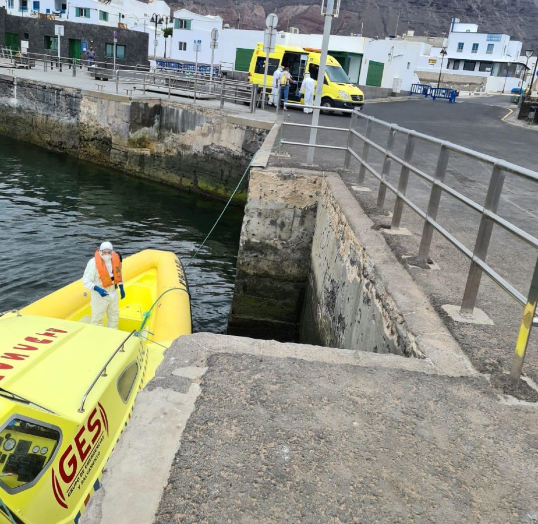 Desembarco en Órzola, Lanzarote, del paciente evacuado desde La Graciosa con síntomas de coronavirus COVID-19. Desembarco en Órzola, Lanzarote, del paciente evacuado desde La Graciosa con síntomas de coronavirus COVID-19.