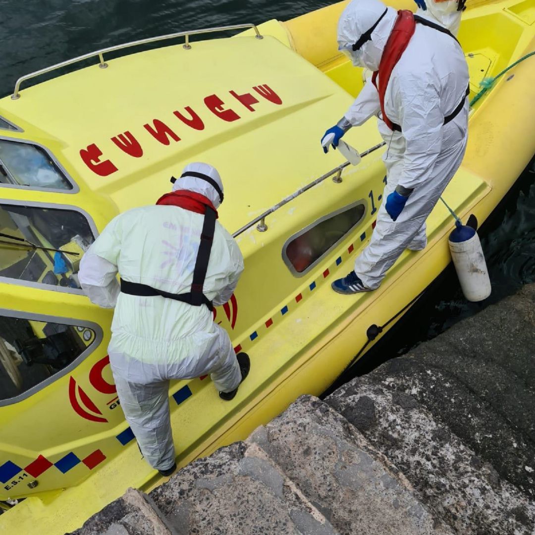 Efectivos de la ONG EMERLAN desinfectando la embarcación utilizada para el traslado de La Graciosa a Lanzarote. Efectivos de la ONG EMERLAN desinfectando la embarcación utilizada para el traslado de La Graciosa a Lanzarote.