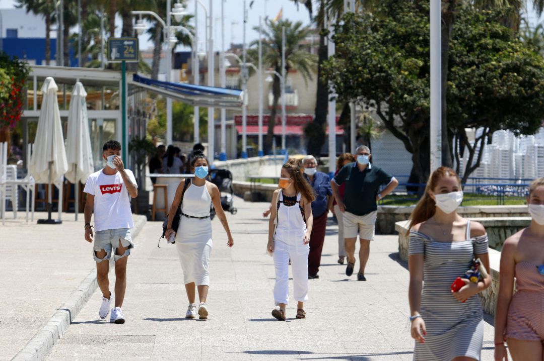 Un grupo de personas pasean por el paseo marítimo de Pedregalejo durante la Fase 1 en Málaga a 20 de mayo del 2020 Un grupo de personas pasean por el paseo marítimo de Pedregalejo durante la Fase 1 en Málaga a 20 de mayo del 2020