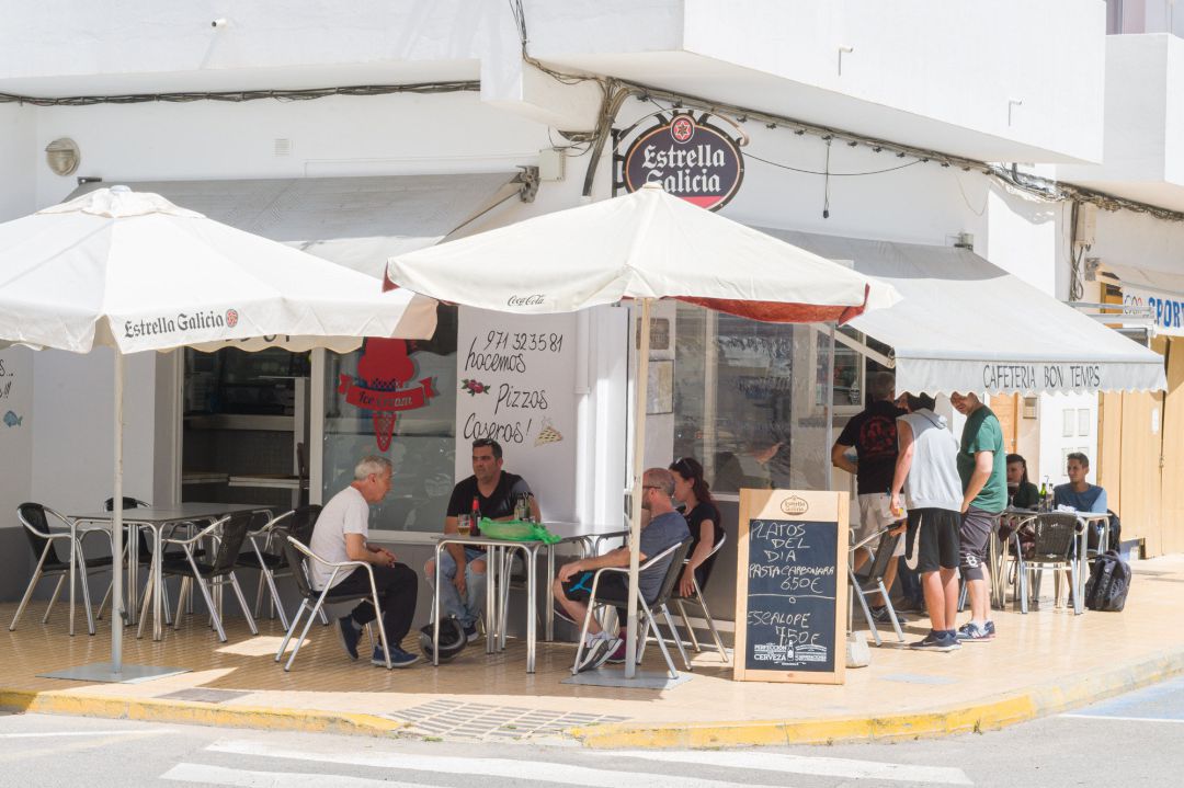 Clientes en la terraza de la cafetería Bon Temps. Formentera. Clientes en la terraza de la cafetería Bon Temps. Formentera.