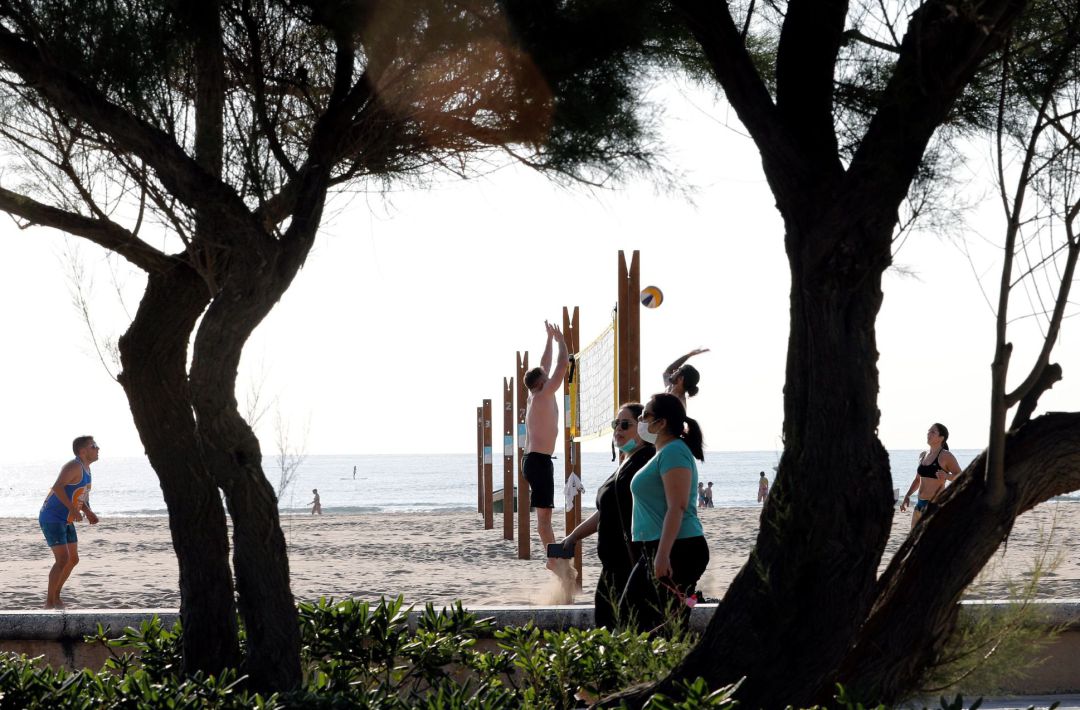 Con el 70 por ciento de los españoles en fase 2 el próximo lunes, la evolución de la pandemia por el coronavirus en España es cada vez más favorable, en la imagen, jóvenes en la playa de la Malvarrosa de Valencia practicando voley playa. Con el 70 por ciento de los españoles en fase 2 el próximo lunes, la evolución de la pandemia por el coronavirus en España es cada vez más favorable, en la imagen, jóvenes en la playa de la Malvarrosa de Valencia practicando voley playa.