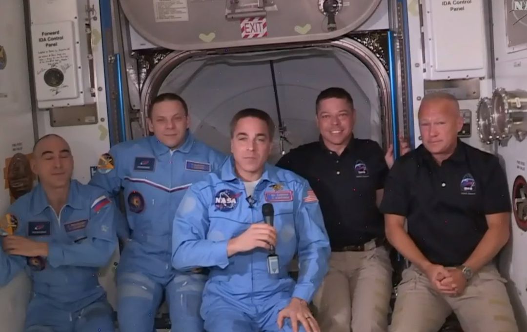 La Crew Dragon de SpaceX culmina el acoplamiento con la Estación Espacial Internacional La Crew Dragon de SpaceX culmina el acoplamiento con la Estación Espacial Internacional