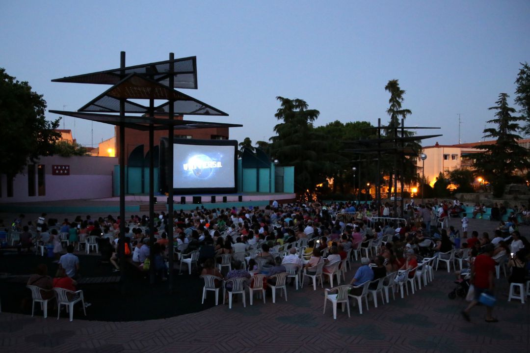 Imagen de archivo de un cine de verano en Madrid Imagen de archivo de un cine de verano en Madrid