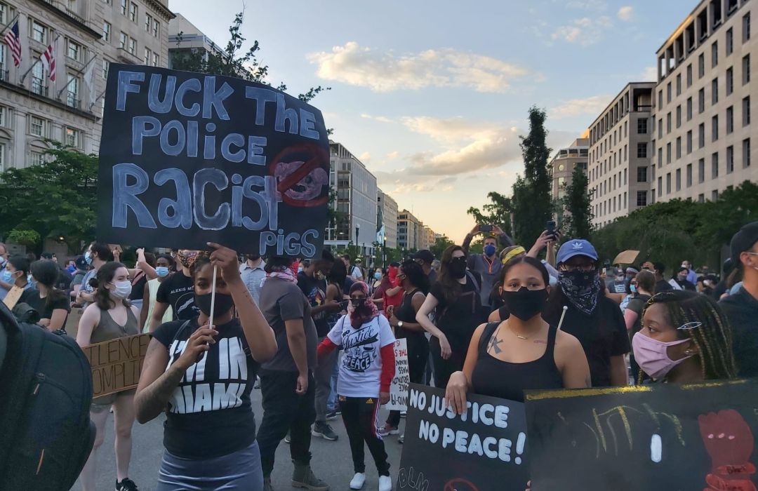 Cientos de manifestantes se concentran en Washington D.C. a las puertas de la Casa Blanca con pancartas y cubiertos con mascarillas, al grito de "Black lives matter". Cientos de manifestantes se concentran en Washington D.C. a las puertas de la Casa Blanca con pancartas y cubiertos con mascarillas, al grito de "Black lives matter".
