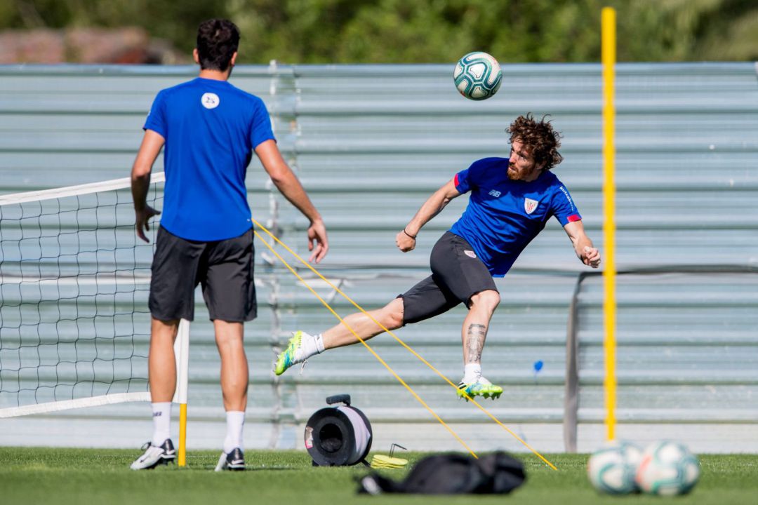 El media punta del Athletic Club, Iker Muniain (d) golpea un balón durante el entrenamiento que ha celebrado el equipo este jueves en sus instalaciones de Lezama (Bizkaia). El media punta del Athletic Club, Iker Muniain (d) golpea un balón durante el entrenamiento que ha celebrado el equipo este jueves en sus instalaciones de Lezama (Bizkaia).