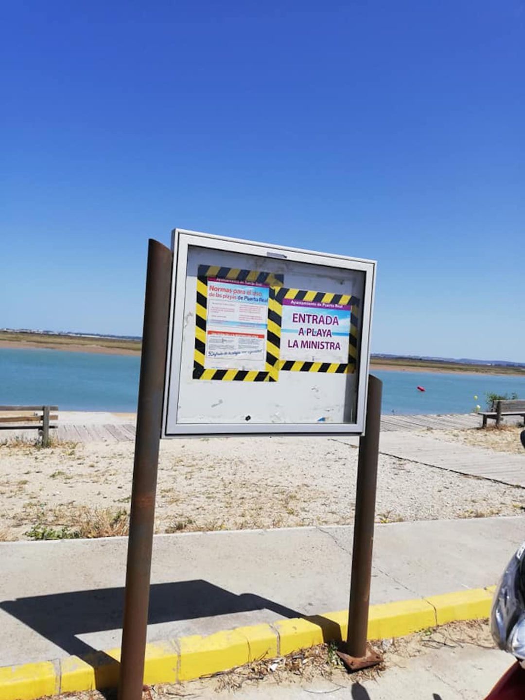 Cartel explicativo a la entrada de la playa La Ministra Cartel explicativo a la entrada de la playa La Ministra