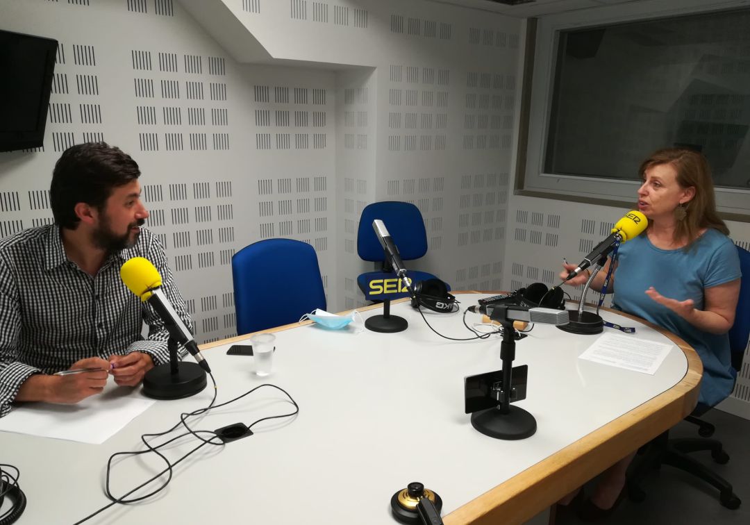 Antón Gómez-Reino y Aida Pena durante la entrevista
Antón Gómez-Reino y Aida Pena durante la entrevista