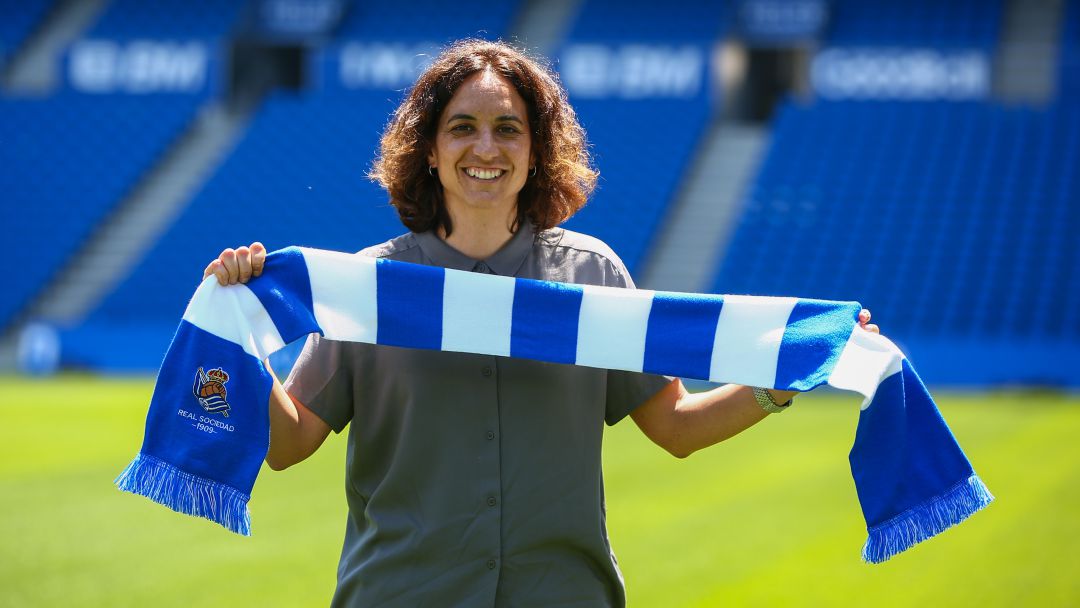Natalia Arroyo posa con una bandera de la Real en el Reale Arena Natalia Arroyo posa con una bandera de la Real en el Reale Arena