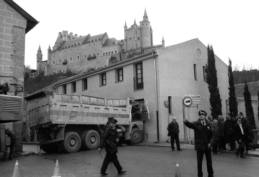 Camión empotrado en una vivieda del barrio de San Marcos en la década de los `90 en Segovia Camión empotrado en una vivieda del barrio de San Marcos en la década de los `90 en Segovia