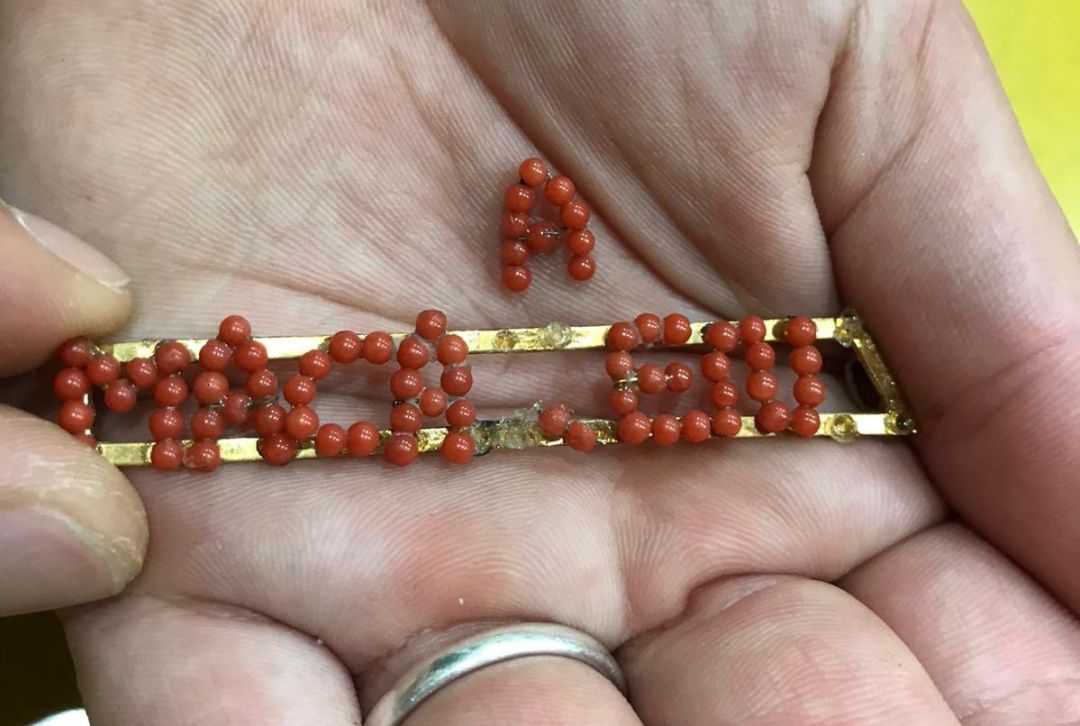 Daños en el alfiler de coral con el nombre Macarena Daños en el alfiler de coral con el nombre Macarena