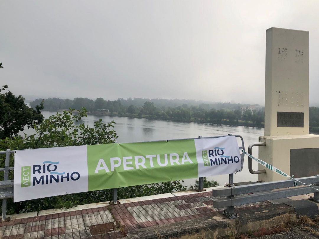 Pancarta en uno de los puentes que unen España y Portugal sobre el río Miño. Pancarta en uno de los puentes que unen España y Portugal sobre el río Miño.