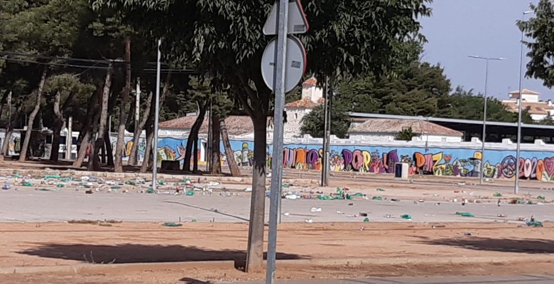 Imagen de cómo ha quedado el recinto ferial tras la celebración del macrobotellón Imagen de cómo ha quedado el recinto ferial tras la celebración del macrobotellón