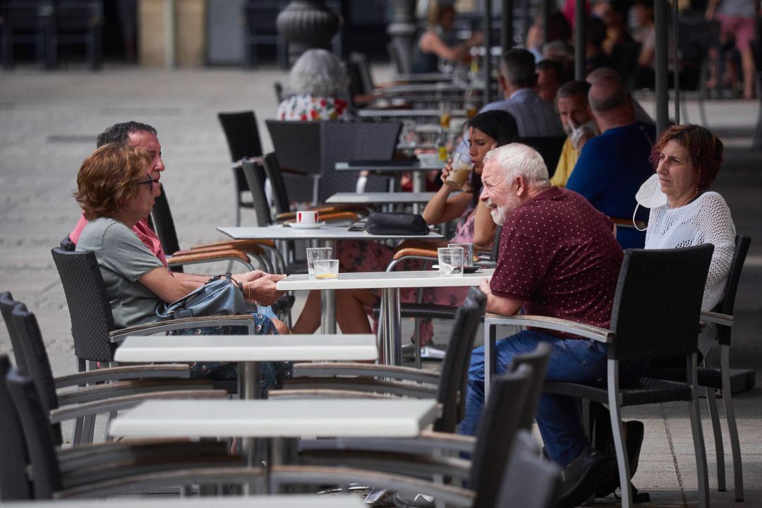 Varias personas llenan las terrazas de la famosa Plaza del Castillo de Pamplona durante el primer fin de semana de fase 2 en la desescalada de la pandemia por coronavirus COVID19. Varias personas llenan las terrazas de la famosa Plaza del Castillo de Pamplona durante el primer fin de semana de fase 2 en la desescalada de la pandemia por coronavirus COVID19.