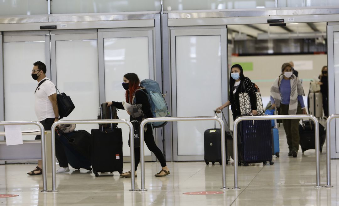 Varios pasajeros llegan al Aeropuerto Adolfo Suárez Madrid-Barajas procedente de Colombia. Varios pasajeros llegan al Aeropuerto Adolfo Suárez Madrid-Barajas procedente de Colombia.