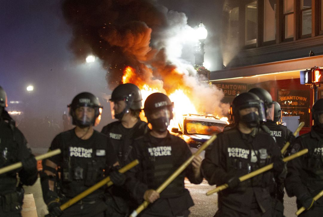 La policía de Boston, en una de las protestas contra la muerte de George Floyd celebradas este domingo en EEUU. La policía de Boston, en una de las protestas contra la muerte de George Floyd celebradas este domingo en EEUU.
