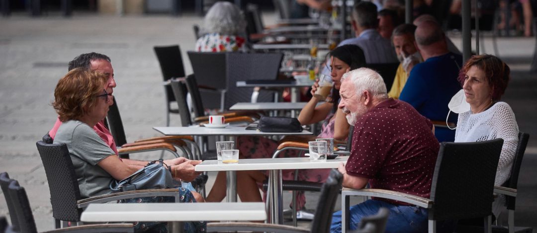 Varias personas en una terraza Varias personas en una terraza
