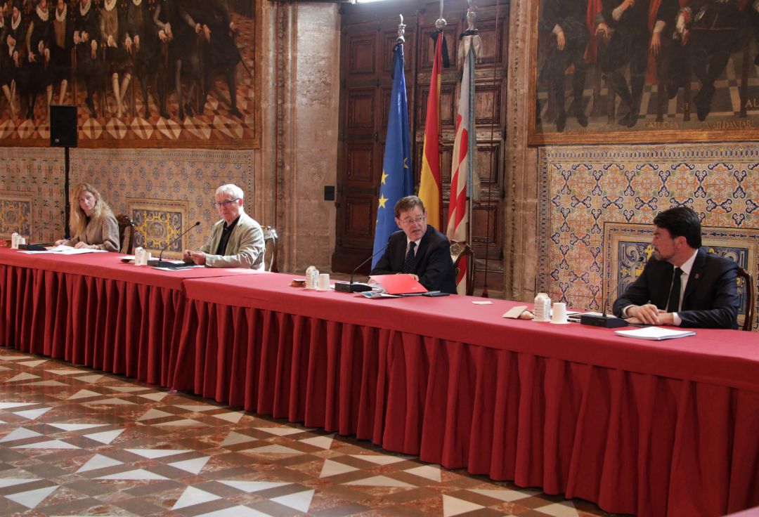 El president Ximo Puig, los alcaldes de Alicante y València y la alcaldesa de Castellón, durante la reunión sobre la reconstrucción de la Comunitat Valenciana en el Palau de la Generalitat El president Ximo Puig, los alcaldes de Alicante y València y la alcaldesa de Castellón, durante la reunión sobre la reconstrucción de la Comunitat Valenciana en el Palau de la Generalitat