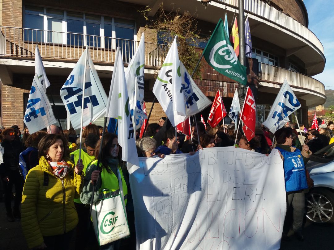 Trabajadores del ERA participando en una concentración ante una residencia de ancianos, el pasado mes de enero, para protestar por sus condiciones laborales Trabajadores del ERA participando en una concentración ante una residencia de ancianos, el pasado mes de enero, para protestar por sus condiciones laborales