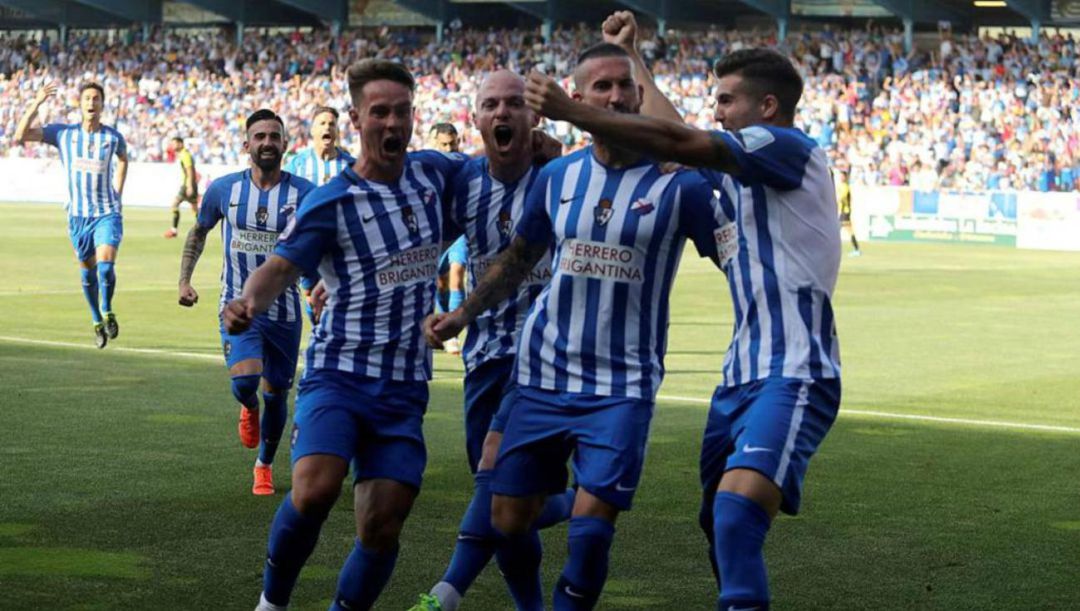 Jugadores celebrando un gol en una imagen de archivo Jugadores celebrando un gol en una imagen de archivo