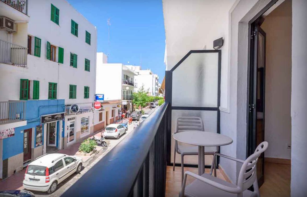 Imagen de la terraza de un hostal de Sant Antoni Imagen de la terraza de un hostal de Sant Antoni