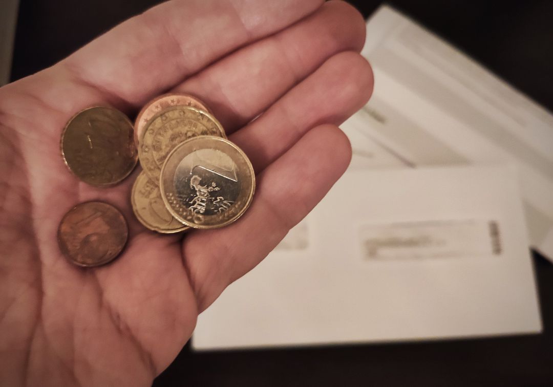 Varias monedas de euro en una mano. Varias monedas de euro en una mano.