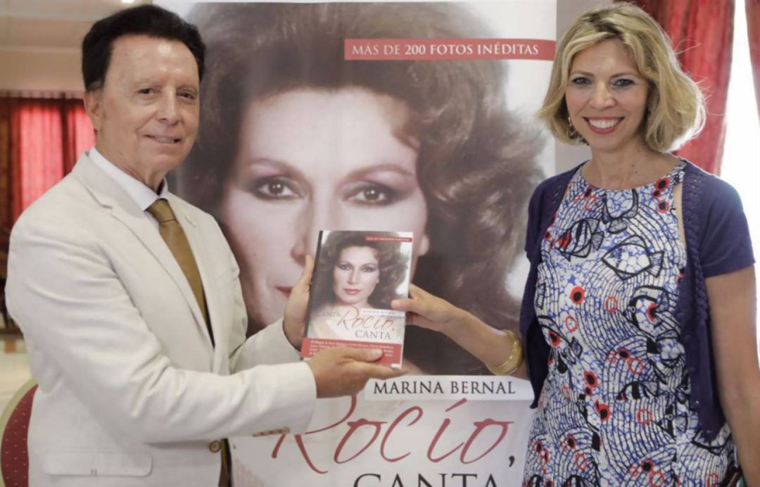 José Ortega Cano, viudo de Rocío Jurado, y Marina y Bernal, con un ejemplar del libro José Ortega Cano, viudo de Rocío Jurado, y Marina y Bernal, con un ejemplar del libro