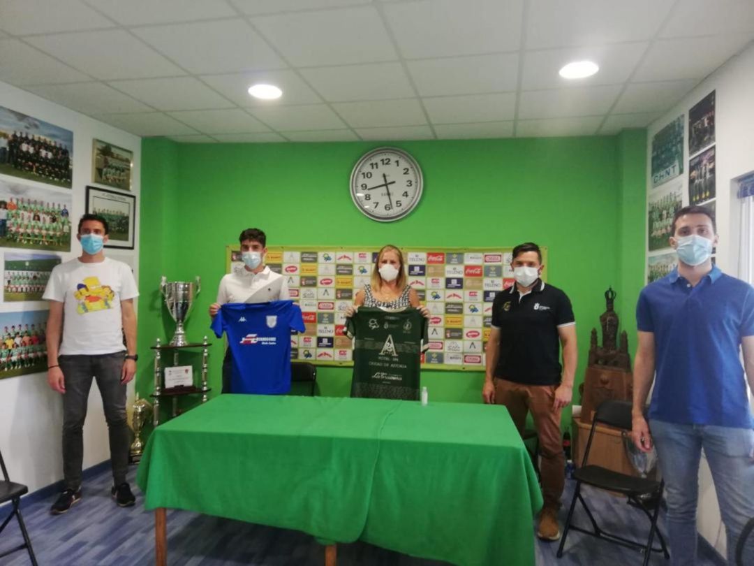 Sagrario González, en el centro, tras el anuncio de vinculación con el CD Astorga Sagrario González, en el centro, tras el anuncio de vinculación con el CD Astorga