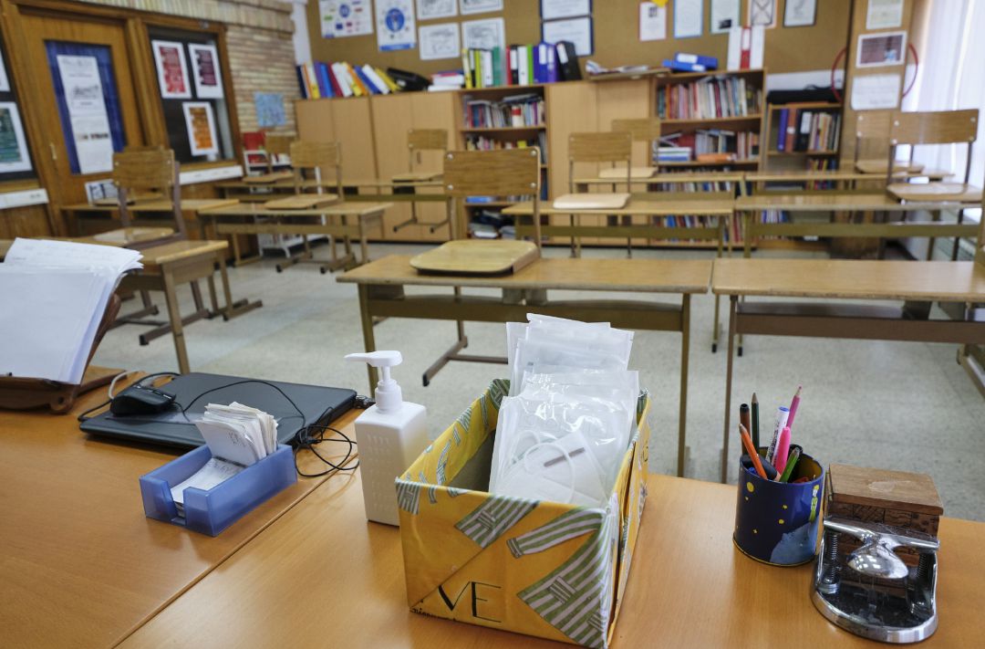Mascarillas y gel desinfectante en la mesa del profesor de un aula. Mascarillas y gel desinfectante en la mesa del profesor de un aula.