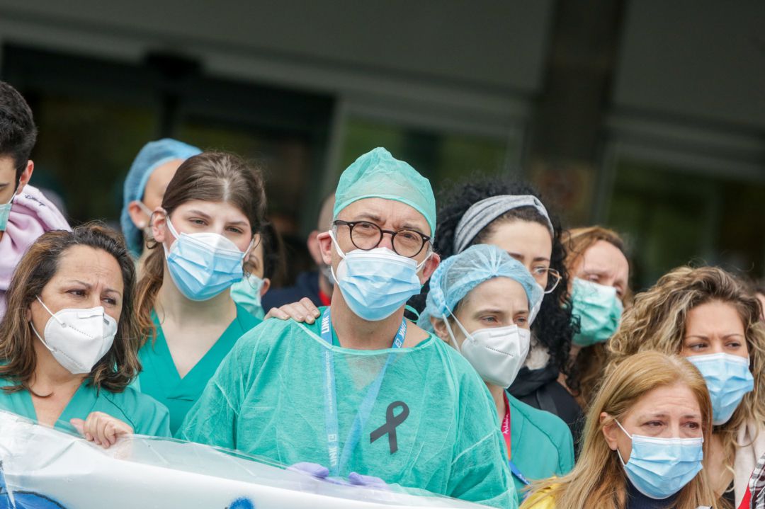 Los sanitarios siguen a la cabeza en la lucha contra el coronavirus. Los sanitarios siguen a la cabeza en la lucha contra el coronavirus.