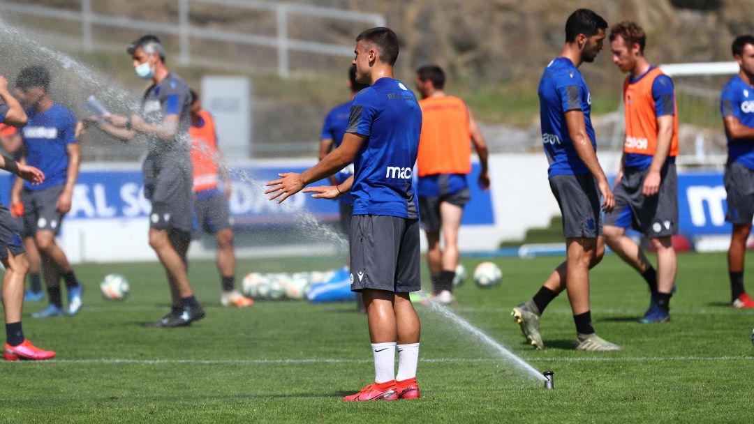 Barrenetxea, en primer término, acompañado del resto de la plantilla por primera vez en Zubieta Barrenetxea, en primer término, acompañado del resto de la plantilla por primera vez en Zubieta