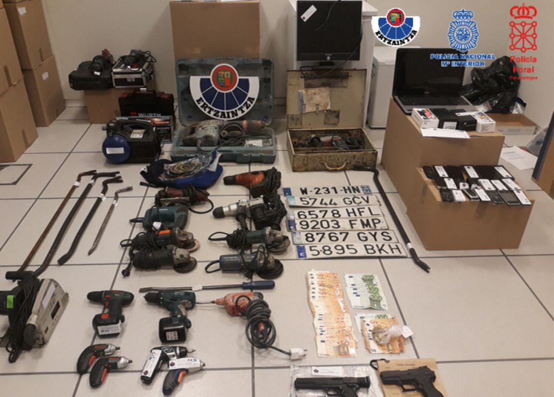 Material requisado por los agentes tras la detención Material requisado por los agentes tras la detención