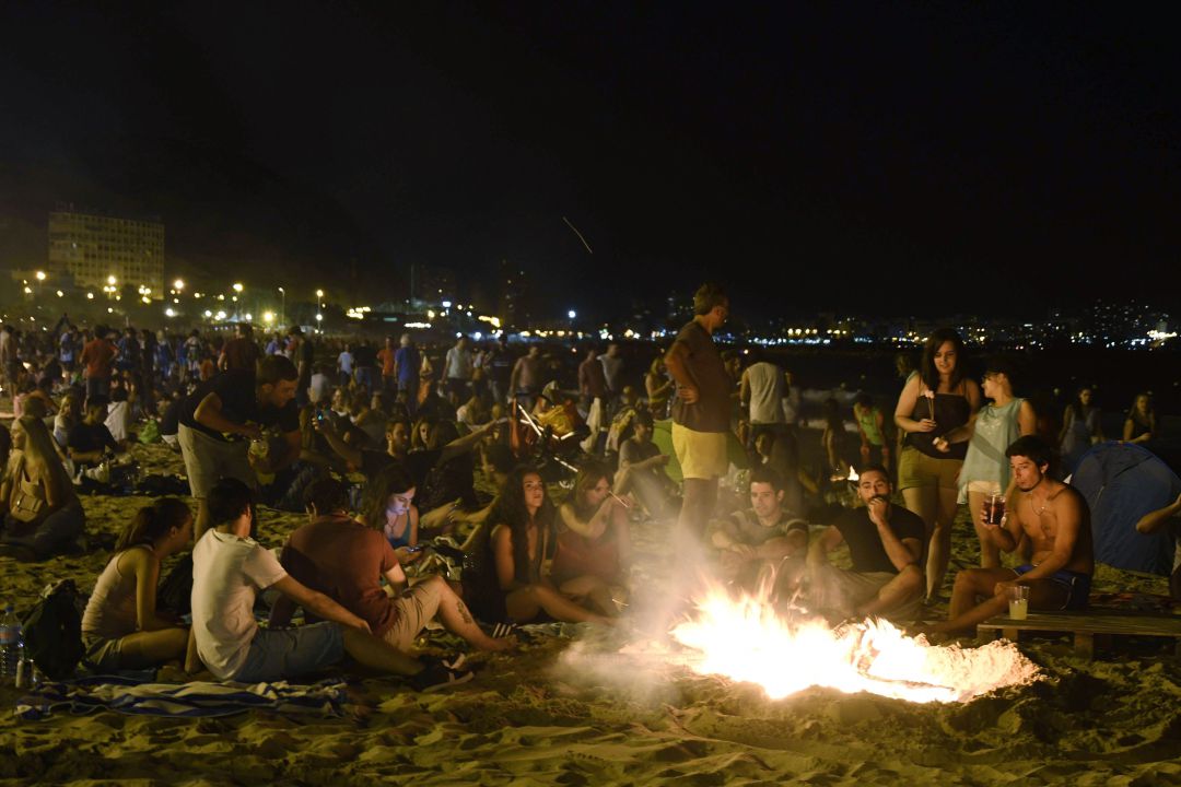 Fiesta de San Juan en una playa de Alicante durante celebración del año 2018. Fiesta de San Juan en una playa de Alicante durante celebración del año 2018.
