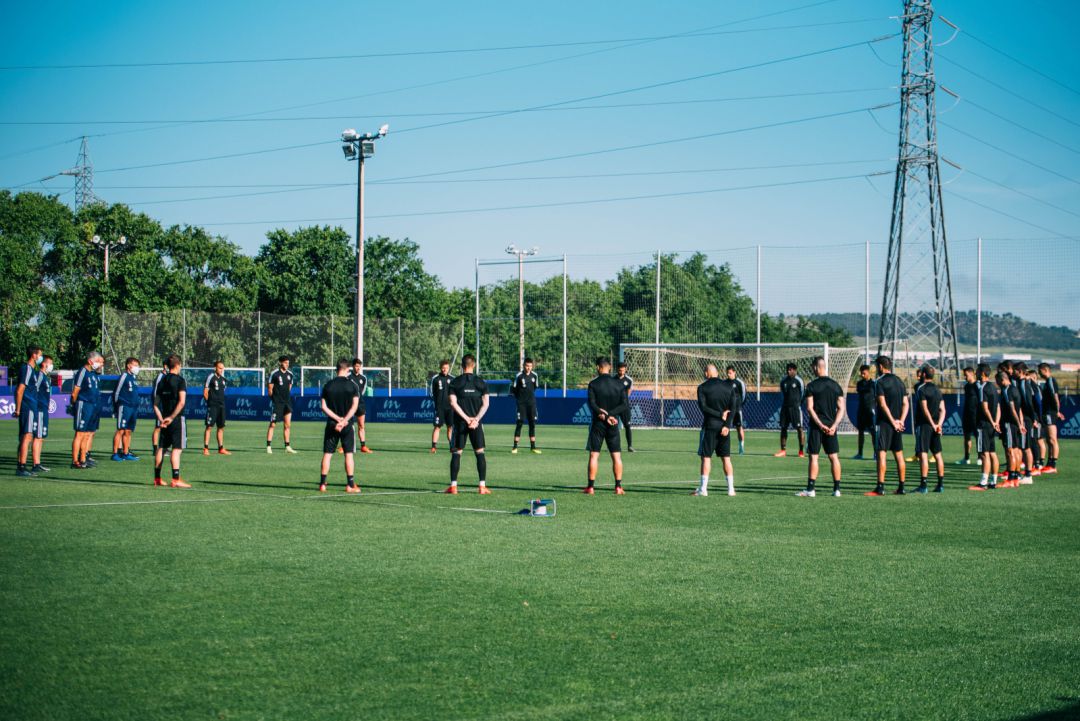 La plantilla del Real Valladolid guardó un minuto de silencio La plantilla del Real Valladolid guardó un minuto de silencio