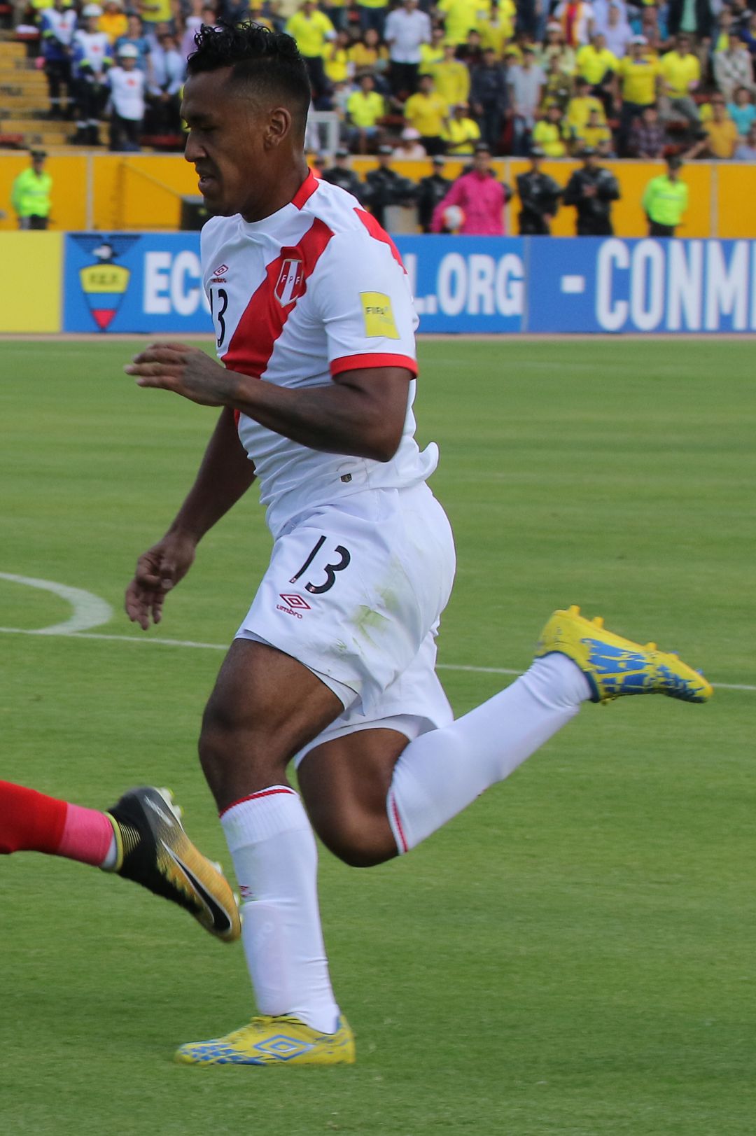 Renato Tapia durante un encuentro con su selección Renato Tapia durante un encuentro con su selección