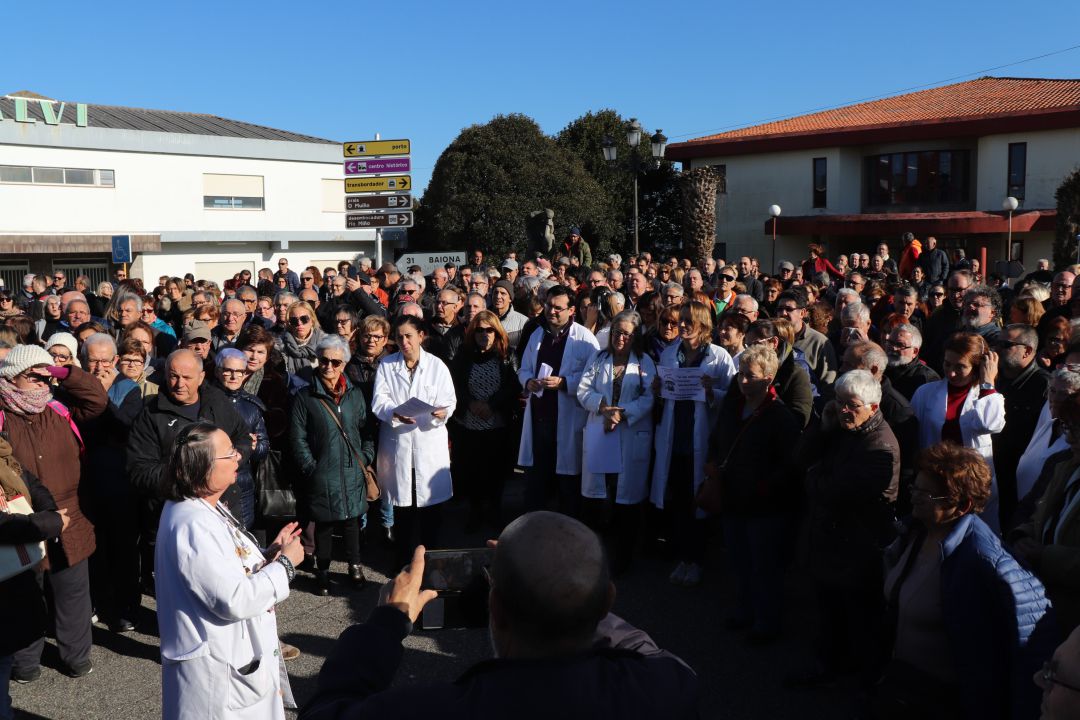 Protesta de sanitarios y vecinos delante del Centro de Salud de A Guarda. Protesta de sanitarios y vecinos delante del Centro de Salud de A Guarda.